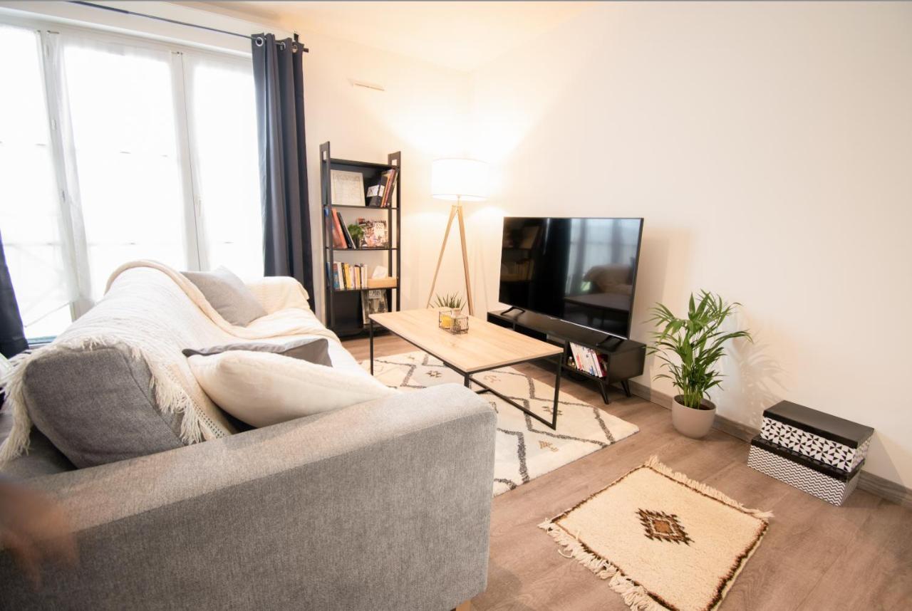 Joli Studio Tout Confort A 2 Pas De La Gare Poissy Eksteriør billede